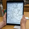 Gautama Buddha — person ipad (es) Una persona coloreando el libro de colorear Gautama Buddha en un iPad
