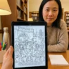Juana de Arco — person ipad (es) Una persona coloreando el libro de colorear Juana de Arco en un iPad