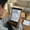 Una persona coloreando el libro de colorear La Civilizacion Maya en un iPad