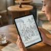 La Mythologie Grecque — person ipad (fr) Une personne colorie le livre de coloriage La Mythologie Grecque sur un iPad