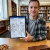 Una persona coloreando el libro de colorear La Odissea en un iPad