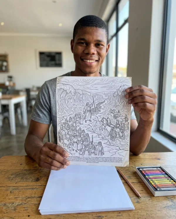 Une personne colorie une page imprimee du livre de coloriage La Sainte Bible