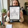 Una persona coloreando el libro de colorear Tutankamun en un iPad