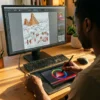 Une personne colorie le livre de coloriage La Civilisation Maya sur un iPad