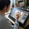 Une personne colorie le livre de coloriage Les Aztèques sur un iPad